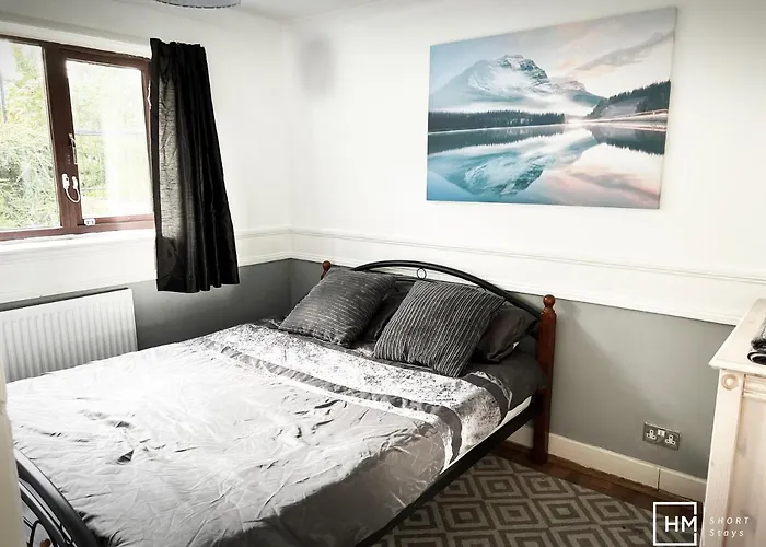 Enfield House - Beautiful 2 Bed - Good Transport Free Parking