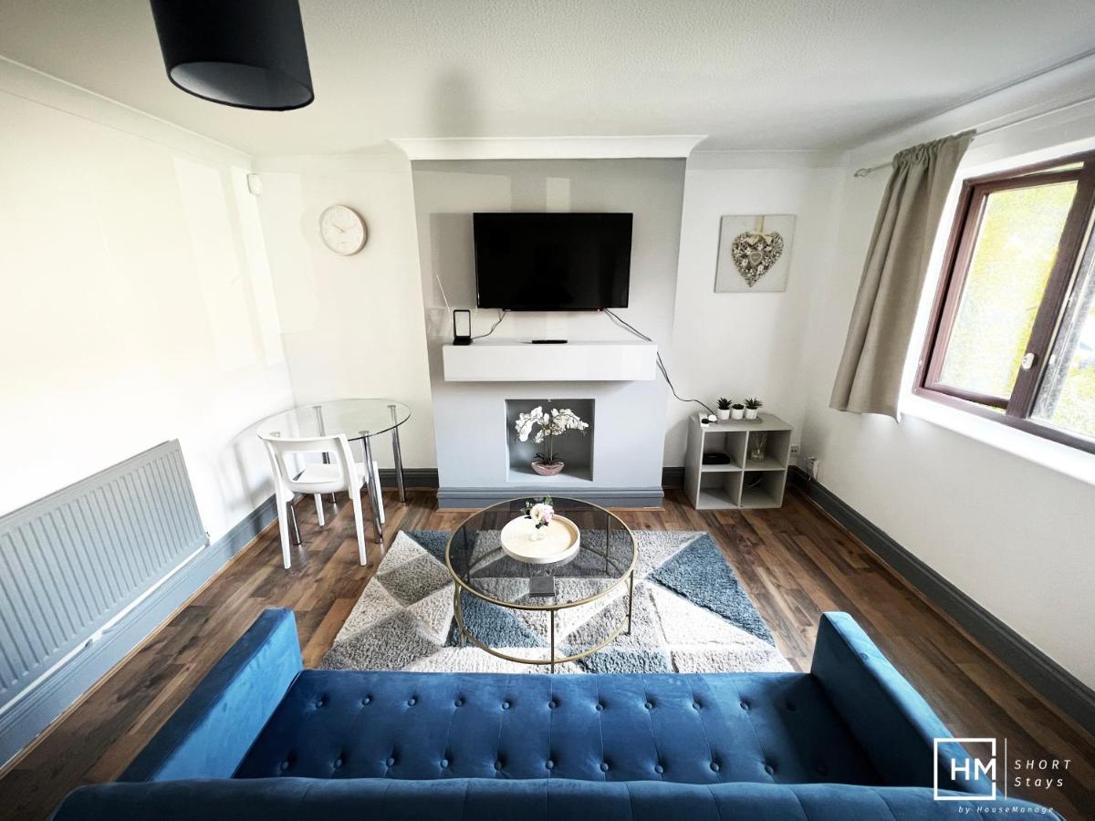 House - Beautiful 2 Bed - Good Transport Free Parking Apartment