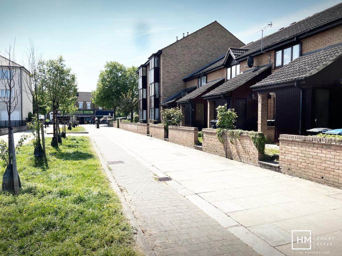 House - Beautiful 2 Bed - Good Transport Free Parking Apartment *
