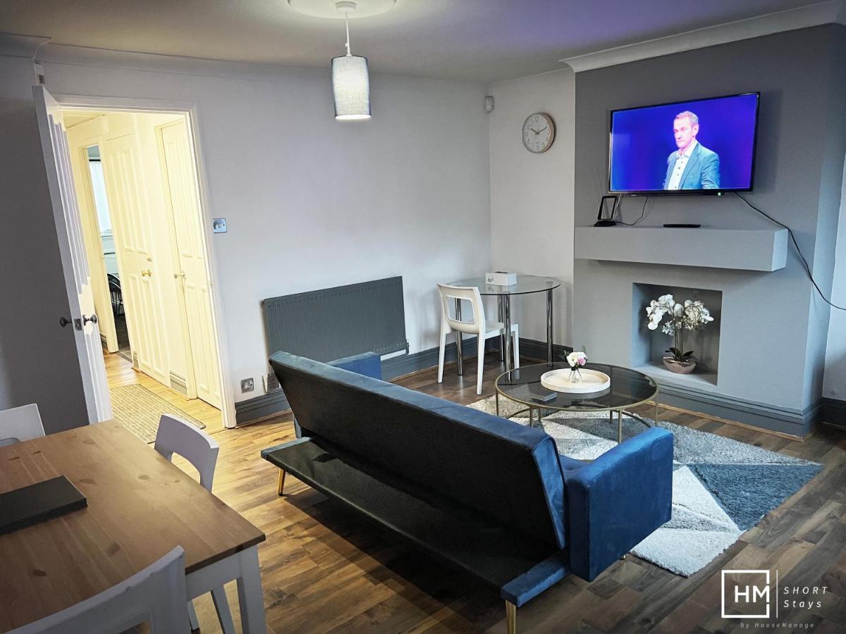 House - Beautiful 2 Bed - Good Transport Free Parking Apartment