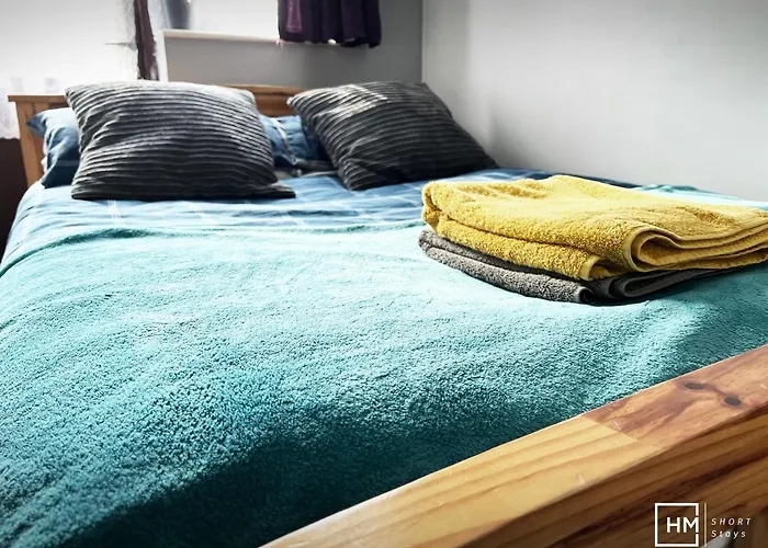 Enfield House - Beautiful 2 Bed - Good Transport Free Parking