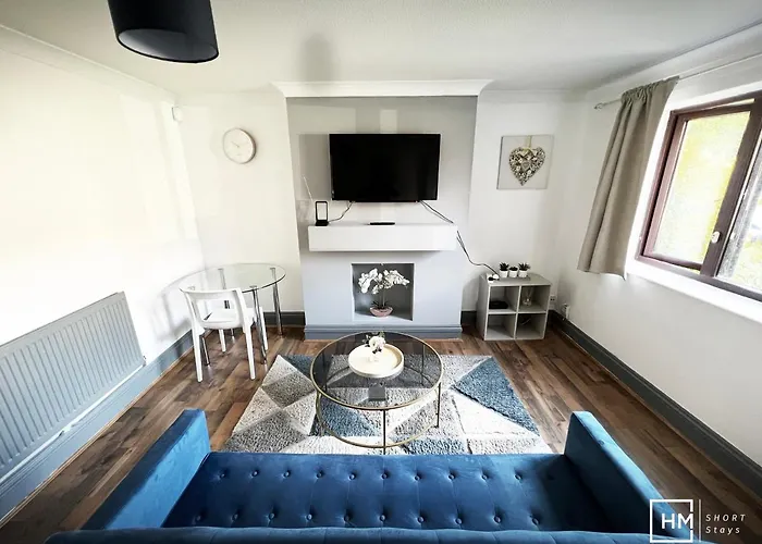 Enfield House - Beautiful 2 Bed - Good Transport Free Parking